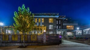 Front of property – evening/night - Floral Hotel He Ping He Yuan Jixian (Tianjin)