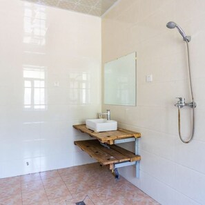 帳篷滑梯主題親子家庭房 | 浴室 | 淋浴設備、免費盥洗用品、吹風機、拖鞋