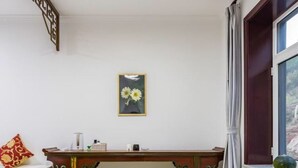 A room with a wooden table, a bench, a small stool, and a window with curtains. - Floral Hotel He Ping He Yuan Jixian (Tianjin)
