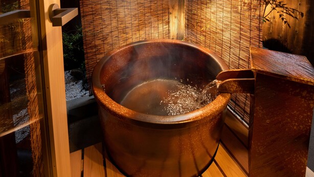 A hot tub in a wooden room with a glass door and a bamboo wall. - Kanade Matsubaragokomachi (Kyoto)