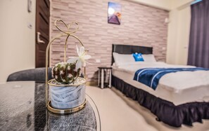 Chăn bông, nệm có lớp đệm bông, bàn 