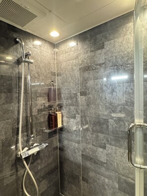 Articles de toilette de luxe, sèche-cheveux, chaussons