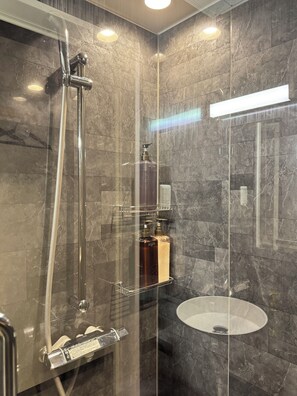 Articles de toilette de luxe, sèche-cheveux, chaussons