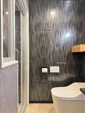Designer toiletries, hair dryer, slippers, towels - Yuyu Ukiyoe Hotel (Osaka)