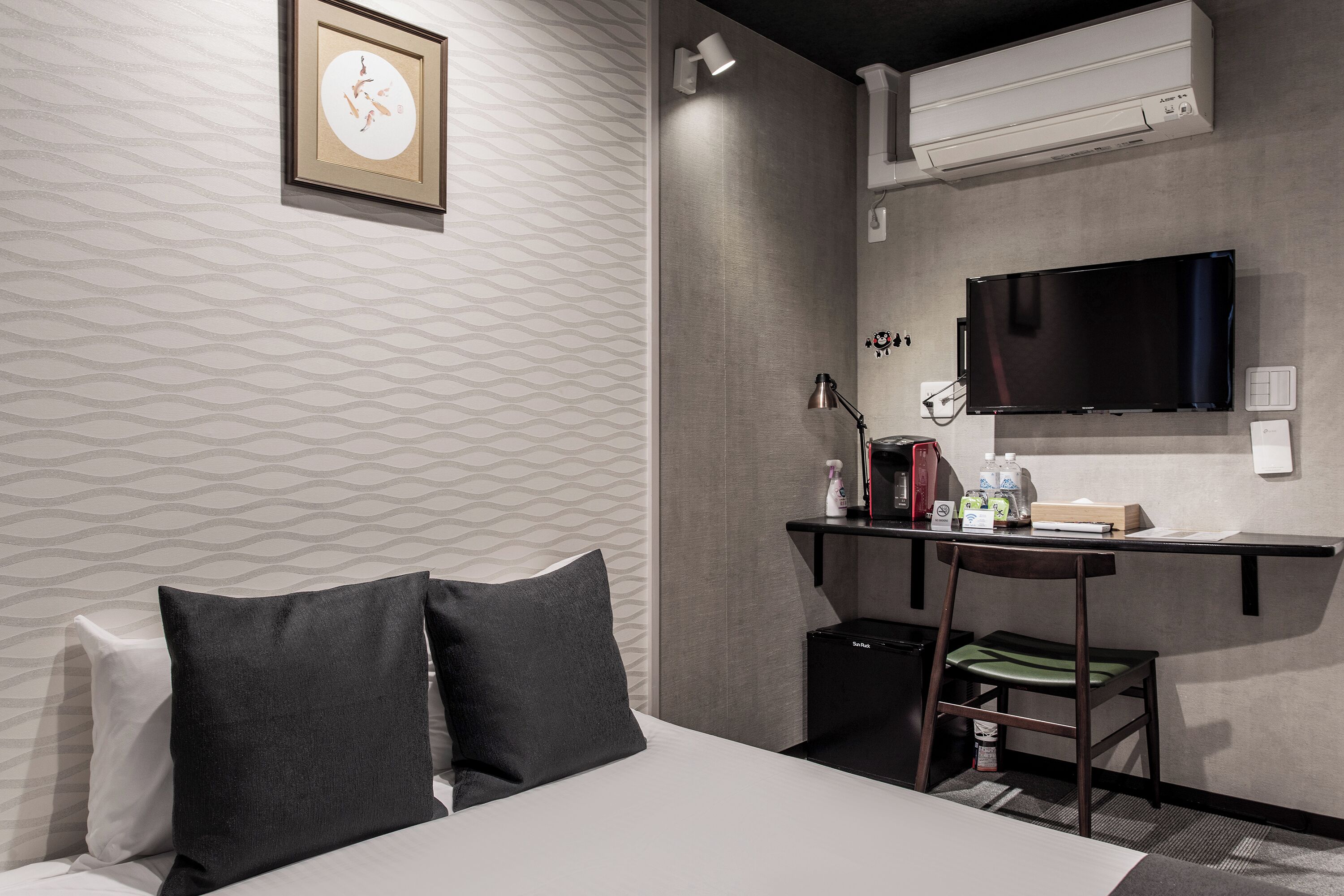 Desk, laptop workspace, free WiFi