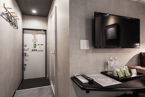 Desk, laptop workspace, free WiFi - Yuyu Ukiyoe Hotel (Osaka)