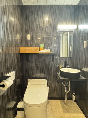 Designertoalettartikler, hårføner, tøfler og håndklær