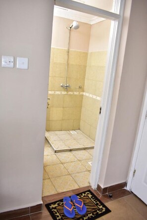 Double Room | Bilik Mandi | Kelengkapan dandanan diri percuma, selipar, tuala disediakan, sabun 