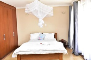 Desk, free WiFi, bed sheets - Valbras Homestay Nairobi (Syokimau)