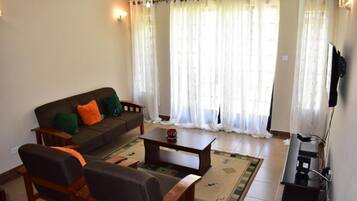 Double Room | Living room | 32-inch flat-screen TV with digital channels, TV
