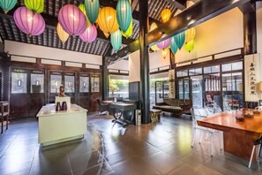A spacious lobby with a central island, seating areas, and large windows. - Floral Hotel The Upper House Pingle (Chengdu)