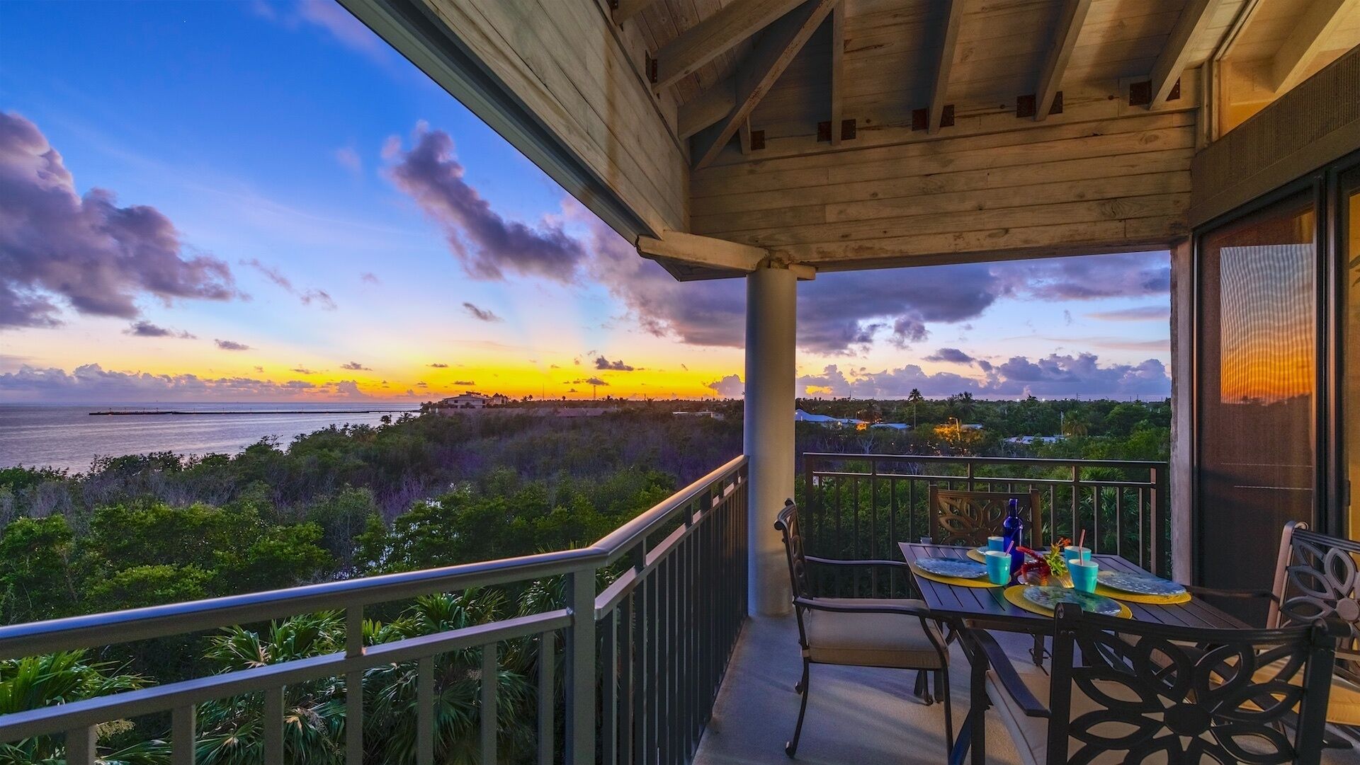 **WALKING ON SUNSHINE @ THE BEACH** Ocean Condo & Large Pool + LAST KEY SERVICES