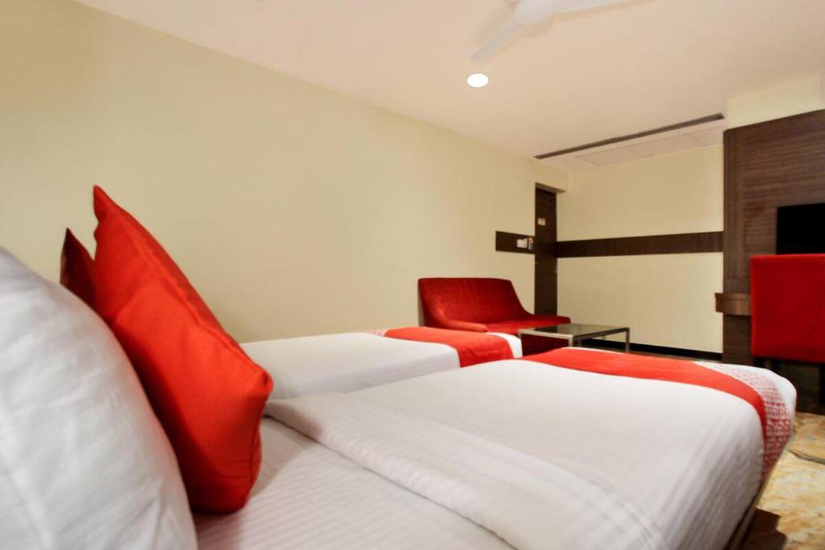 Premium bedding, desk, free WiFi