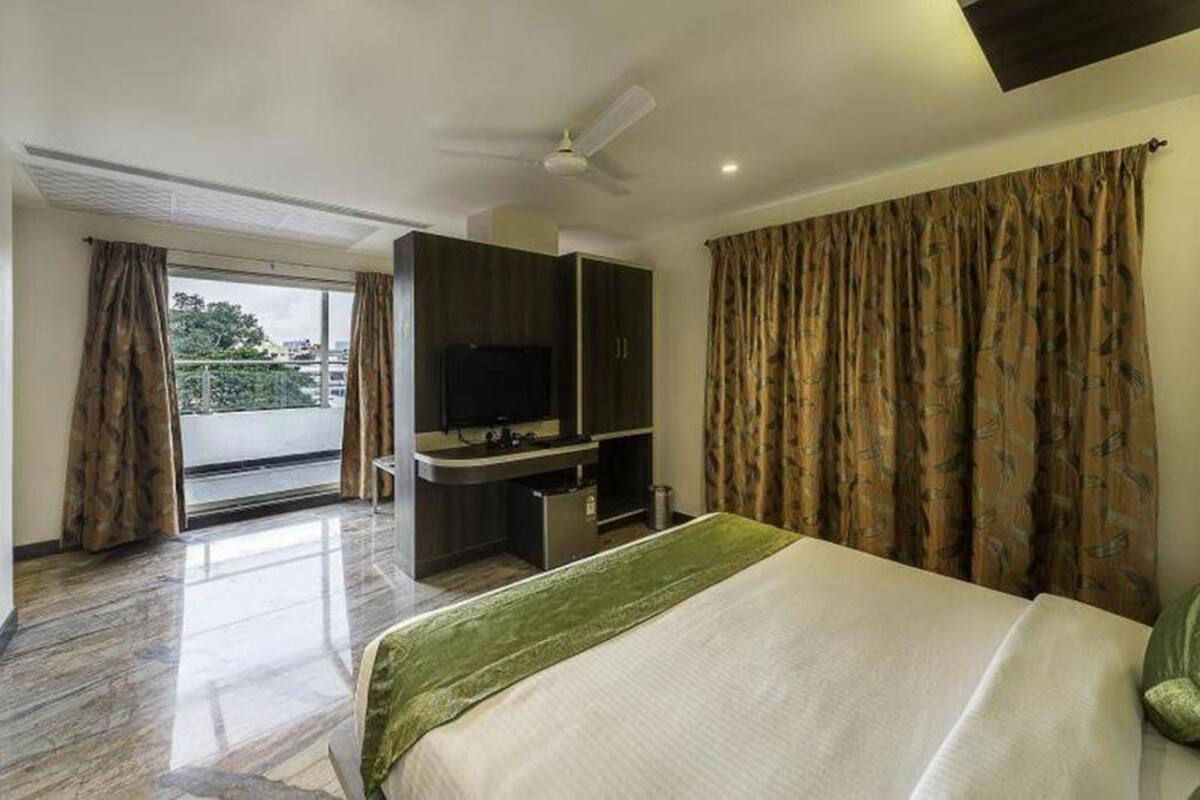 Premium bedding, desk, free WiFi