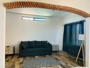 Family Studio Suite | Living area | 40-inch TV with cable channels - Hotel alcatraz (Comondu)