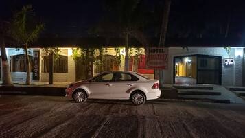 Vista frontal de la propiedad por la tarde o noche