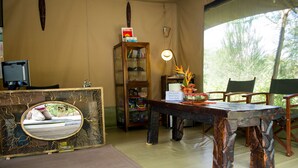 Un mostrador de recepción de madera con un espejo, una estantería y una mesa con sillas.