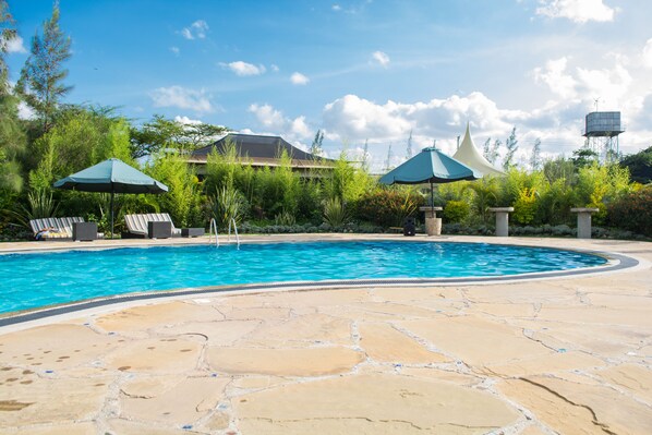 Una piscina al aire libre