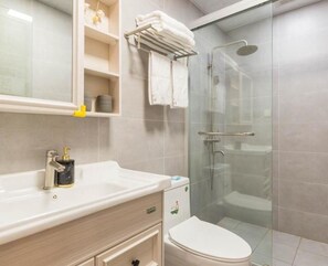 Gallery Room (Mainland Chinese Citizen Only) | Bathroom | Shower, rainfall showerhead, free toiletries, hair dryer - Floral Hotel Jian Lv Shanghai (Shanghai)