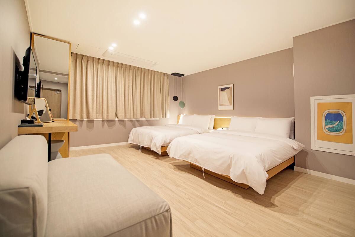 Habitación familiar con 2 camas individuales | Caja de seguridad en la habitación y decoración personalizada
