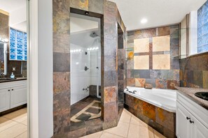 Bathtub, free toiletries, hair dryer - Salty Heated Pool Escape - Nearby Beach (Palm Coast)