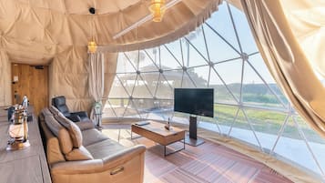 Tente Supérieure, non-fumeurs, salle de bains commune (Glamping,Japanese,Pet friendly,38sqm) | Coffres-forts dans les chambres, bureau, Wi-Fi gratuit, draps fournis