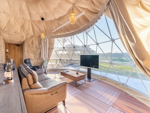 Tält Superior - icke-rökare - delat badrum (Glamping,Japanese,Pet friendly,38sqm) | Värdeförvaringsskåp på rummet, skrivbord, gratis wi-fi och sängkläder