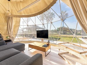 خيمة بتجهيزات أساسية - لغير المدخنين - بحمام مشترك (Glamping,Western,Pet friendly, 38sqm,) | خزنة داخل الغرفة ومكتب وواي فاي مجانًا وملاءات أسرّة