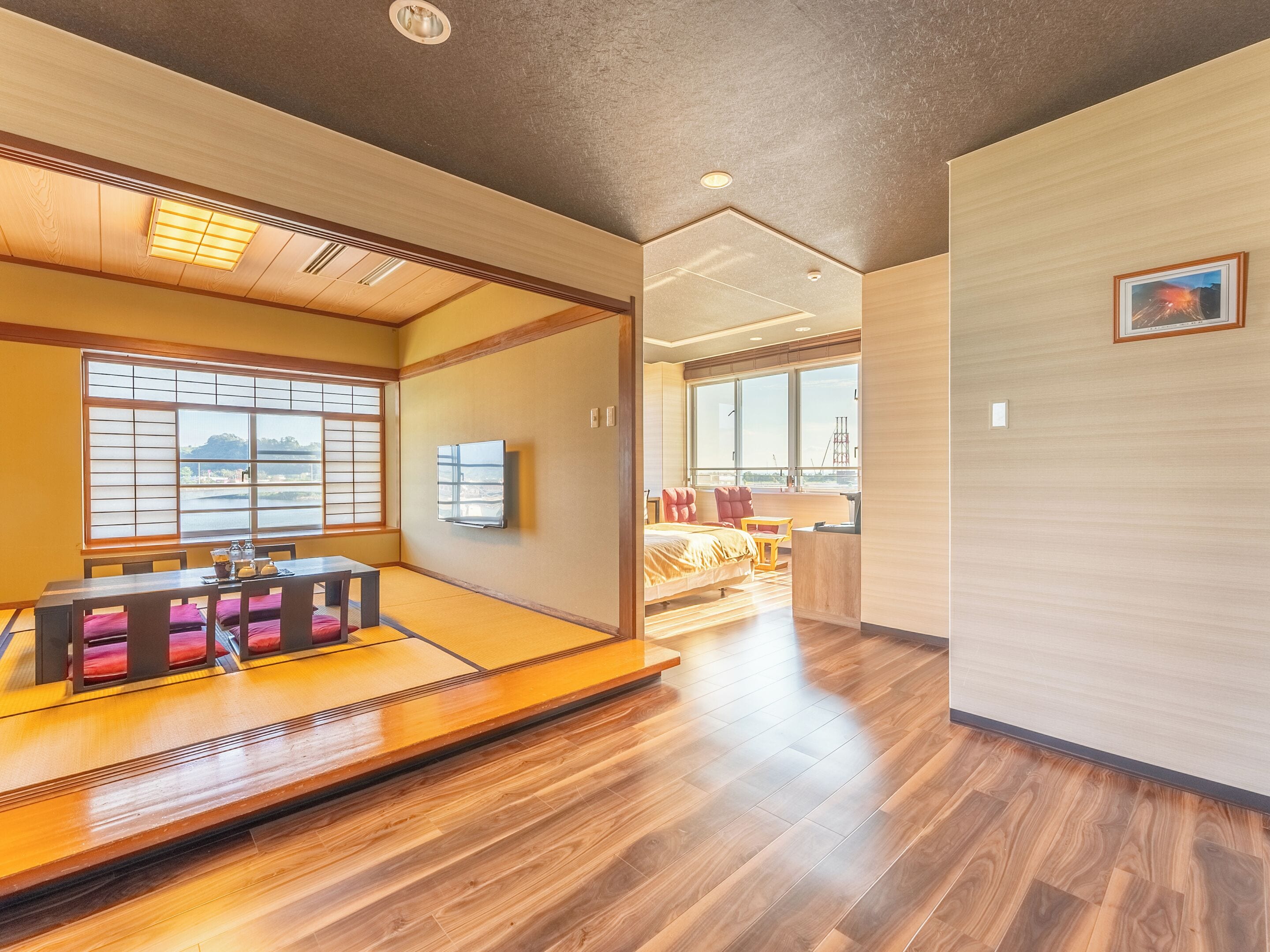 Um quarto japonês tradicional com piso de tatame, uma mesa baixa com almofadas e uma porta deslizante para outro espaço.
