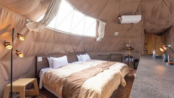 Perustelttamajoitus, tupakointi kielletty (Glamping, Japanese Style, 38 sqm) | Tallelokero huoneessa, työpöytä, ilmainen Wi-Fi, vuodevaatteet