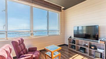 华丽双床房, 吸烟房, 海洋景观 | 客房内保险箱、办公桌、免费 WiFi、床单