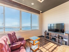 Quarto duplo luxo, para fumantes, vista para o oceano | Cofres nos quartos, escrivaninha, Wi-Fi de cortesia, roupa de cama