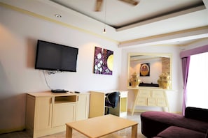 Apartment | Living room | 30-inch TV with digital channels, table tennis