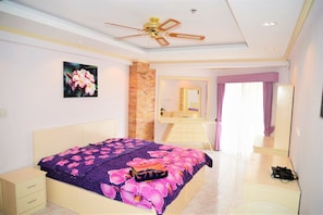 1 bedroom, bed sheets - 1-bed Condo at Jomtien Beach - Sleeps 2 (Pattaya)