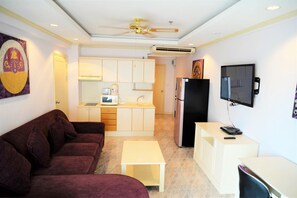 Apartment | Ruang tamu | 30 inci televisyen dengan digital, meja ping pong 