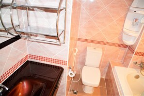 Departamento | Baño | Tina con regadera, tina profunda, toallas 