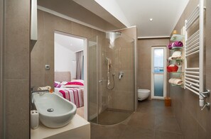 Villa, eigener Pool | Badezimmer | Badewanne und Dusche (separat), Haartrockner, Handtücher, Seife