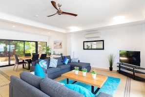 Appartement, 3 chambres | Aire de séjour | Téléviseur connecté