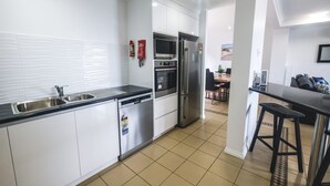 Apartment, 3 Bedrooms | Private kitchen - Absolute Airlie - Airlie Beach (Airlie Beach)