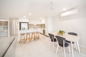 Apartment, 3 Schlafzimmer | Essbereich im Zimmer