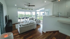 House, 3 Bedrooms | Living area | Smart TV - Bellevue -Airlie Beach (Airlie Beach)