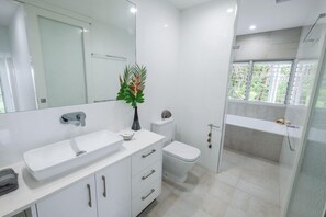 Bathroom - Bellevue -Airlie Beach (Airlie Beach)