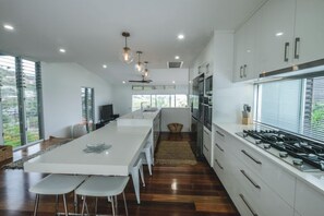 House, 3 Bedrooms | Private kitchen | Full-sized fridge, microwave, oven, stovetop - Bellevue -Airlie Beach (Airlie Beach)