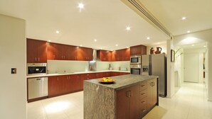 Apartment, 4 Bedrooms | Private kitchen - Le Jarden Penthouse - Airlie Beach (Airlie Beach)