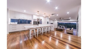 Casa, 3 quartos | Cozinha privada | Geladeira grande, micro-ondas, fogão, cooktop