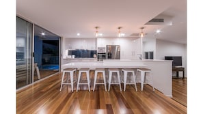 House, 3 Bedrooms | Private kitchen