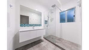 Bathroom - Picturesque on Passage - Whitsundays (Shute Harbour)