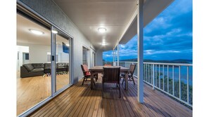 House, 6 Bedrooms | Balcony