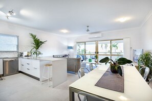 Apartment, 3 Bedrooms | In-room dining