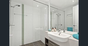 Apartment, 3 Bedrooms | Bathroom | Jetted bath, free toiletries, hair dryer, towels - Serenity Shores - Whitsundays (Cannonvale)